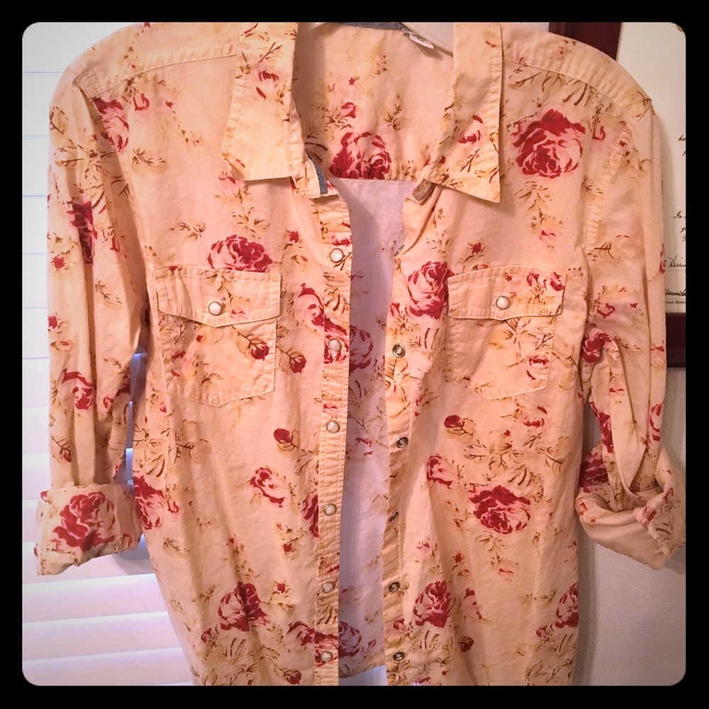 Adorable button down floral shirt.